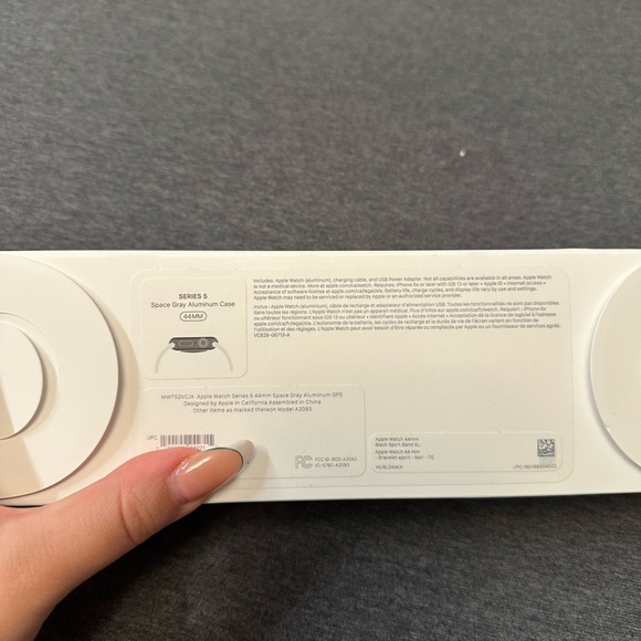 Apple Watch Series 5 w/Box & BNIB Band - Picture 7 of 12